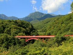 次は東沢大橋へ。
川俣川東沢渓谷にかかる長さ90ｍの赤い橋です。
橋の東側(清里駅側)に展望台があります。
バックは八ヶ岳です。