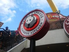 ランチは・・麺が食べたくて。
見つけた！「ＰＡＮＤＡ　ＥＸＰＲＥＳＳ」
全米にチェーン展開する中華のファストフードです。