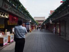 【浅草寺】

仲見世は時間が早すぎてほとんどまだ開いてません･･･

（写っているのは知らない男性です）