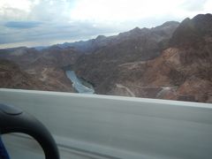 コロラド川をせき止めたフーバーダム。
この辺りがラスベガスのあるネバダ州とグランドキャニオンのあるアリゾナ州の境になります。
