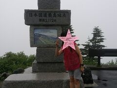 タイに行くかのような軽装の梨田さん。吹き付けてくる風雨が涼しくて心地良いんだなこれが、裸足の大将。

雨にも負けず意地でも記念写真を撮っていた若者たちが数名いたので、せっかくだから私も撮ってもらった。