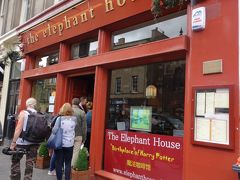 グレイフライヤー教会のすぐ近くに、JKローリングがハリーポッター第1作を書いたというカフェ「エレファント・ハウス」があります。この日も、後日前を通ったときも、行列になっていました。笑。