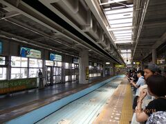 藤沢駅で「鎌倉・江ノ島パス」を買って、
JRで１駅大船駅で乗り換えます。

ここがジェットコースターのターミナル、
湘南モノレール大船駅。

このモノレールは懸垂式（千葉と同じサフュージュ式）という、
車両がガイドレールの下にぶら下がってるスタイル。

ちなみに先週乗った多摩都市モノレールや東京モノレールは
跨座式（またがるスタイル）といいます。
