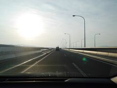 ラコリーナをあとに、琵琶湖大橋を渡って、大津方面へ。
橋を渡ってから、いい時間なのか、渋滞していました；
