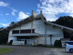 ただ美術館本館。高度成長期の建築なんだろうが、もうちょっとデザインと屋根の色合い、考えるべきじゃなかったかなぁ～と思ってみたり^^;