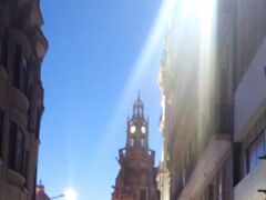 アパートメントからブラブラ30分ほど歩いてリベルダーデ広場に着いた頃には、すっかり日が暮れ夕食時になっていました。
周辺の良さそうなレストランは予約無しではどこにも入れず、結局「カフェ・エンバイシャドール」へ。
何故か無性にパスタが食べたくなり、普通に肉や魚を選んだ夫や息子に「え？」という顔をされながらも、私はスパゲッティ・カルボナーラをオーダー。
結果、大失敗でした。固まってボソボソになったソースが柔々なパスタにへばりついていて、今時、安い定食メニューの一皿目としても出す店なんてないでしょ、という代物。驚きました。