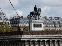パリ市庁舎を出た後、この旅行の最後の目的・デパートでの買い物のため、パリ市内を散歩しながら、そして食事のできる場所を探しながらオペラ座周辺に向かうことにしました。

ポン・ヌフの騎馬像です。
かつてはルーブル宮殿から左岸のサン・ジェルマン・デ・プレ修道院に向かうメインストリートだったそうで、パリに残る橋の中では一番古いのだとか。