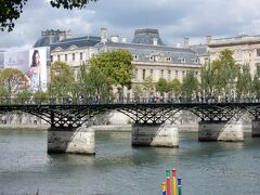 気になっていたのはその隣の橋であるポン・デザール。

フランス語だとPont des Arts。（そのままか）

ルーブル美術館とフランス学士院を結んでいて、まさに芸術の橋です。