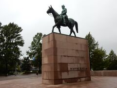 フィンランドの英雄、マンネルヘイムの像。

ソコスの北側、美術館キアズマの前に建ってます。