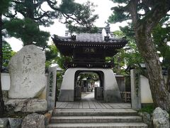 宿を出発して、１０分ほど、住宅街のような、参道を抜けて、
堅田にある満月寺にやってきました。

