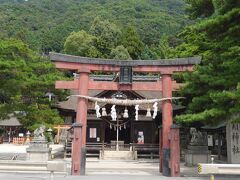 続いて、最近話題の白髭神社へ。
創建から2000年以上経つといわれているこの神社。
目の前の道路を渡った、琵琶湖に…
