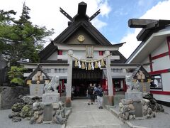 腹ごしらえも済んだので、五合目にある冨士山小御嶽神社へ。無事に富士山に登れるよう参拝です。