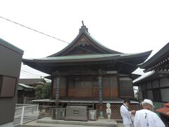 香園寺から東へ1.5kmほど，四国88箇所霊場62番札所宝寿寺へ．
揉めてるらしい？札所だ．
8世紀前半聖武天皇の勅願で伊予一宮の別当寺，金剛宝寺として創建したと伝わる．
弘法大師が宝寿寺と改めたそうだ．ここは秀吉の戦火に見舞われている．
山号は天養山．本尊は十一面観世音菩薩．
所在地西条市小松町新屋敷．境内拝観自由，駐車場あり．
写真は本堂．木造一重，入母屋造妻入，銅板葺．
境内は至って普通だった．