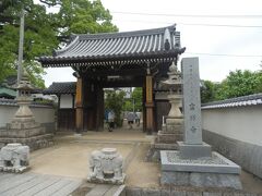 宝寿寺から東へ2kmほど，四国88箇所霊場63番札所吉祥寺へ．
9世紀前半空海が創建したと伝わる．
こちらも秀吉の戦火の被害に遭っている．
山号は密教山．本尊は毘沙門天．
所在地西条市氷見．境内拝観自由，駐車場あり(境内無料だが狭そうだったので門前の有料へ，\200)．
写真は山門．木造四脚門，切妻造，本瓦葺．