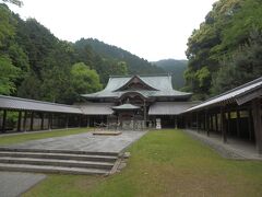 吉祥寺から東へ約3.5km，四国88箇所霊場64番札所前神寺へ．
7世紀後半の創建と伝わる．桓武天皇が七堂伽藍を建て勅願寺としたことも．
山号は石鉄山．本尊は阿弥陀如来．
所在地西条市洲之内．境内拝観自由，駐車場あり．
写真は本堂．1972(S47)年建造，入母屋造，正面千鳥破風付，軒唐破風向拝付，銅板葺．両側の回廊は近年のものか．