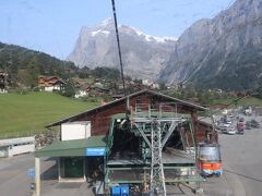 グルント到着。この先グリンデルワルド駅へ行くにはＷｅｎｇｅｒｎａｌｐ鉄道の駅へ移動する必要があります、徒歩５分くらいですがちょっとわかりにくいかも。