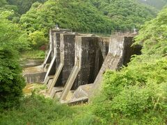 四国中央市真鍋家住宅から東へ10km弱，香川県観音寺市の豊稔池堰堤に．
現存最古の石積式多連式アーチダム．
1929(S4)年建造，マルチプルアーチ式コンクリート造堰堤，堤長145.5m，堤高30.4m，国重要文化財．
写真は北側の県道より．