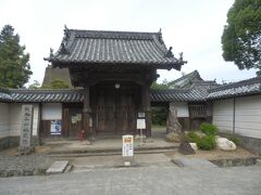 ロープウェイ山麓駅から北西へ約3km，観音寺市大野原町萩原の萩原寺．
807年に空海が創建したと伝わる真言宗寺院．
山号は雲辺寺と同じく巨鼇山．本尊は地蔵菩薩．
香川県内有数の萩の名所，境内拝観自由，駐車場あり．
写真は大門及び番所，幕末の建造，木造四脚門(大門)，左右袖塀及び潜戸付，木造平屋建(番所)，本瓦葺，国登録有形文化財．