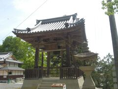 続いて同じ境内の観音寺に．四国88箇所霊場69番札所．
創建は703年，神恵院同様琴弾八幡宮の神宮寺として．
807年空海が奈良興福寺を模して琴弾山の麓に七堂伽藍を整備したのが現在の観音寺になる．
山号は七宝山．本尊は聖観音． 
写真は鐘楼，入母屋造，本瓦葺．