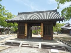 観音寺から東へ約5㎞移動，四国88箇所霊場70番札所本山寺へ．
この旅の最後の訪問地．88箇所巡りは夏まで持ち越し．
807年平城天皇の勅願寺として空海が創建．長福寺と称していた．
長宗我部被害者の会．
山号は七宝山．本尊は馬頭観音．
所在地三豊市豊中町本山．境内拝観自由，駐車場あり． 
写真は二王門，室町中期の建造，三間一戸八脚門，切妻造，本瓦葺，国重要文化財．