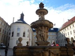 トラム側からプラハ城に入ってすぐ、コールの噴水です。

ヨーロッパらしい噴水な感じですね。