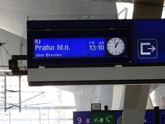 ウイーン中央駅からプラハ本駅まで、約４時間の特急列車での移動。

チェコ国鉄のサイトで予め切符を買いました。
１等車で５０００円ぐらいでした。
座席予約は、ウイーン本駅の窓口で追加３ユーロで可能でした。