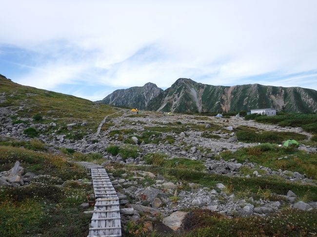 やっとテント場が見えてきた。<br />しかしこんな平らな広い場所が現れるとは、不思議な感覚。<br />元気な先輩が五色ヶ原山荘まで受付を済ませに行ってくれた。<br />テント場から歩いて１０分ほど。<br /><br />テント場は空いていて、単独のおじさん多し。<br />テントに入って、やっと落ち着く。<br />夕食などを済ませ、１９時就寝。