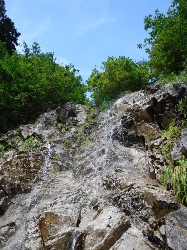 前日の２３時に地元を出発。<br />３時頃に扇沢駐車場に到着し、車中で3時間ほど仮眠をとる。<br />朝イチ７時半出発のトロリーバスに乗車し、黒部ダムから出発！<br /><br />平ノ小屋までは去年と同じルートなので、写真はこの１枚で割愛。<br /><br />今日は天気いいです。