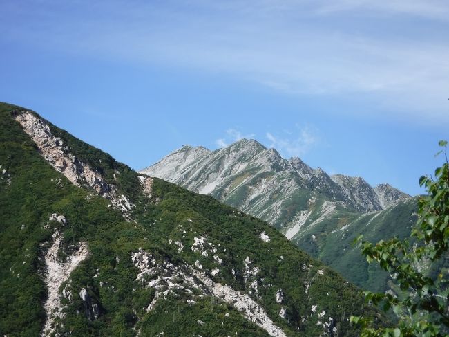 しかし平ノ小屋から五色ヶ原へ登る、手前の刈安峠までの登りで、一気に消耗。<br />刈安峠から五色ヶ原へ上がる急登は、登っては止まっての繰り返し。<br />なんでこんなにバテてしまったんだ？<br /><br />この日は天気も良く、暑さで頭に浮かぶのは大好きなバナナジュース。<br />飲みたい。冷えたバナジューが飲みたい。<br />辛くて、景色を楽しむ余裕なし。