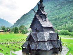 ノルウェーでスターヴ教会と言えば、ゾグネフィヨルドの近くにある漆黒のボルグン・スターヴ教会（写真は2013年に撮影したBorgund(ボルグン)・スターヴ教会）。

映画「アナと雪の女王」でもモデルとなったボルグン・スターブ教会に比べれば、ロルダル・スターヴ教会は知名度も低いが、実はノルウェーのキリスト教史の中ではかなり重要視されている教会でもある。

