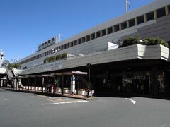 宇都宮駅



駅本屋
該駅は、明治１８年（１８８５年）７月１６日開業である。
当時の宇都宮は、奥州街道に於ける城下町であり、宿場町でもあったが、鉄道開通前年たる明治１７年（１８８４年）１月２１日附を以って、栃木縣庁が栃木町（現 栃木市）から宇都宮町（現 宇都宮市）に移転したが、此れは、当時、地租改正に不満を抱く者が、該県南部に於いて跋扈していた反政府運動たる自由民権運動と連携した事から、第３代縣令 三島通庸（みしま みちひろ）（天保６年（１８３５年）６月２６日～明治２１年（１８８８年）１０月２３日）（明治１６年（１８８３年）１０月３０日～明治１８年（１８８５年）１月２２日在任）は、当時、宇都宮に駐屯していた帝國陸軍を背景とした暴動発生時に於ける即時鎮定を最大目的としていた。
因みに、該駅設置時、多数文献に宇都宮町が鉄道忌避を理由に、現在の田川東岸に追いやられ設置せざるを得なかったとの記述を散見するが、然し、現実の宇都宮町は住宅密集地であり、短期間で、且つ、該町中心地付近に容易に土地収用が可能だったのは該地しか有り得なかったと云うのが、けだし真相であろう。
該駅開設に鑑み、宇都宮町に於ける必要土地買収に対し、日本鐵道會社は栃木縣に業務を依託したが、土地収用に関して、栃木縣より当該地主に対し単に測量のみと称し事前通告し、実際には価格協定などせず、協力的態度の地主に対しては評価額相当金額を支払ったが、それに対し、土地買収に非協力的、殊に、自由民権運動賛同者の立場に在った地主に対し、三島縣令は、此れら非協力地主に対し、懲罰をも含め坪４円評価額地に対し坪１０銭で強制買収し、更に、警察が身柄を拘引留置し有無を言わせなかった。
宇都宮は、該縣行政中心地となったばかりでは無く、該駅開業に依り、対東北交易中継地たる地位から北関東最大都市の発展基盤となった。
現在の東日本旅客鉄道日光線は、該社に対し、明治２２年（１８８９年）１０月３１日附で宇都宮-日光間の建設許可免状が交付され、翌明治２３年（１８９０）５月２３日に宇都宮-今市間が竣工し、同年６月１日附で開業したのが嚆矢である。
日清戦争（にっしんせんそう）（明治２７年（１８９１年）２月２１日～明治２８年（１８９５年）１１月３０日）勃発に伴い、軍事輸送に伴う該駅構内狭隘が問題となり、軍用列車運転に支障が頻発した事から、第６代栃木縣知事 佐藤 暢（さとう さとし）（嘉永３年（１８５３年）１月～明治４３年（１９１０年）８月７日）（明治２７年（１８９１年）１月２０日～明治３０年（１８９７年）４月７日在任）は、軍命令を根拠に土地収用法を適用し、必要用地を収用し該駅用地として無償供与した。
初代駅本屋は手狭になった事から、明治３５年（１９０２年）４月に木造２階建に改築されたが、該駅本屋は、当時の京都鐵道社長 田中源太郎（たなか げんたろう）（嘉永６年（１８５３年）２月１０日～大正１１年（１９２２年）４月３日）が気に入り、該社二條駅本屋建築時にが同一図面を使用し造営された事で知られており、該社は政府買収後 山陰本線を形成する区間の一部となり、二條駅本屋は紆余曲折を経て該駅高架化工事着工まで現役として使用後、梅小路に移築され現存する。
更に、明治４０年（１９０７年）９月に帝國陸軍第１４師団司令本部が設置された事で、該町は軍都としての色彩をも強める。
大正３年（１９１４年）１２月２５日附で駅長室、貴賓室が増築され、更に、栃木縣格上の関係で、大正１０年（１９２１年）１１月１日附で、該県初の１等駅指定となった。
昭和２０年（１９４５年）７月１２日未明、該市は米戦略部隊Ｂ２９爆撃機１３３機の攻撃を受け、該駅本屋他構内施設多数も被災全焼した。
大東亜戦争後、我が国に進駐した連合国軍は、我が国の鉄道利用を目的とする連合国職員、軍人、軍属、貨物移動を円滑化させる目的で主要駅にＲＴＯ設置を要求してきたが、該駅には、昭和２０年（１９４５年）９月１日より昭和２７年（１９５２年）６月１日に設置された。
昭和２１年（１９４６年）３月１０日に第３代駅本屋が再建されたが、急造したもので、文字通りバラック建築そのものだった。
地元から掘立小屋と揶揄された第３代駅本屋は、戦後の経済安定化と共に改築に機運が高まり、昭和３３年（１９５８年）２月２７日附で民衆駅として第４代駅本屋が完成した。
然し、限定された予算内での建築物だった事から、たちまち手狭状態になり、完成後、１５年を経過せずして改築の動きが出て来た事から、昭和４９年（１９７４年）１１月１日附で第５代駅本屋が竣工したが、既に、該時点で全国新幹線設置に関する動きが存在した事から、事を性急にした嫌いがあり、事実、数年を経ずして後悔させられる。
即ち、東北新幹線設置に鑑み、宇都宮駅新幹線駅設置箇所に関し、地元は旧貨物取扱施設跡活用を希望したが、結果的に表口に新幹線通過が決定された為に、今度は５年で解体させられる破目になった。
現行駅本屋は第６代目で、昭和５５年（１９８０年）６月１０日竣工である。
他方、貨物取扱は一部限定を除き、昭和４６年（１９７１年）１２月１日附で、石橋-雀宮間に宇都宮貨物ターミナル駅が開業し、該駅貨物取扱業務の殆どが移設した。
http://www.jreast.co.jp/estation/station/info.aspx?StationCd=248

