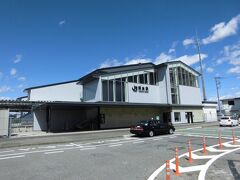 岡本駅



駅本屋
該駅は、明治３０年（１８９７年）２月２５日開業である。
即ち、該区間開通時に於ける同時開業である。
明治４２年（１９０９年）１１月１０日には、第１２２代 明治天皇（嘉永５年（１８５２年）１１月３日～明治４５年（１９１２年）７月２９日）（慶應３年（１８６７年）１月３０日～明治４５年（１９１２年）７月２９日御在位）が、栃木県北部に於いて実施された 帝國陸軍秋季特別大演習統裁の為に該駅に下車されたが、歴代天皇で該駅利用は該例のみである。
該駅付近には、昭和１０年代より高崎製紙日光工場、三菱重工業宇都宮工場、等々
重化学工場が進出し、工場設置の都度、貨物取扱の為の専用線が設置された。
大東亜戦争後、連合国側に依る財閥解体の煽りを受け三菱重工業宇都宮工場は閉鎖の危機に見舞われたが、当時の運輸省鉄道総局の斡旋で該局大宮工機部岡本分工場として存続させた。
現在では殆どの工場が移転し、該駅に於ける貨物取扱業務は廃止された。
該駅第３番線は、折返機能が存在した為に、日光線鶴田駅に隣接し存在した富士重工業宇都宮工場で製造された日本国有鉄道宛鉄道車輌受領の為に、第１次試験運転線として鶴田-岡本間が利用され、該時に第３番線が活用され新車を垣間見る事も可能だった。
現駅本屋は、平成２９年（２０１７年）７月１日に竣工。
http://www.jreast.co.jp/estation/station/info.aspx?StationCd=357
