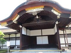 京都駅から地下鉄に乗って、今出川駅で降り、京都御苑にやってきました。

まずは京都御所へ。
京都御所は2016年7月から事前申し込みなしで参観できるようになり、今回初めて訪れました。人も少なく（外国人の方のほうが多かったです）、マイペースで参観することができます。

参観順路に沿って。
御車寄せ。


