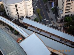下に見えるのは都営新宿線の船堀駅。

ちょうど電車も停止していました。