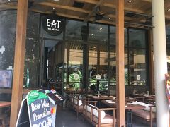 ランチはセントラルワールドに隣接しているGrooveにある「EAT eat all thai」
１１時の開店と同時に入店しました。
たまたまなのか、韓国人ビジネスマン２人組と中国系の家族に囲まれた配置に。
何だか落ち着きませんでした（笑）