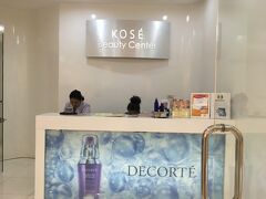 食事を終えて、伊勢丹に入っているＫＯＳＥ　BeautyCenterで
９０分のホワイトニングフェイシャルエステ。
すっごく気持ちよくて、何度も寝落ちしていました。
施術後にメイクをしてくるのですが、口コミを参考に
（タイ風の濃いめのメイクに仕上がると聞いて）
とてもナチュラルに！とお願いし、ナチュラルに仕上げてもらいました（笑）
自分でもメイクができるようにメイクルームが用意されています。
（もちろんKOSEの商品が置いてあり、私が行ったときはエスプリークが多かったです）

JCBカード支払いで10%オフ 1,152THB