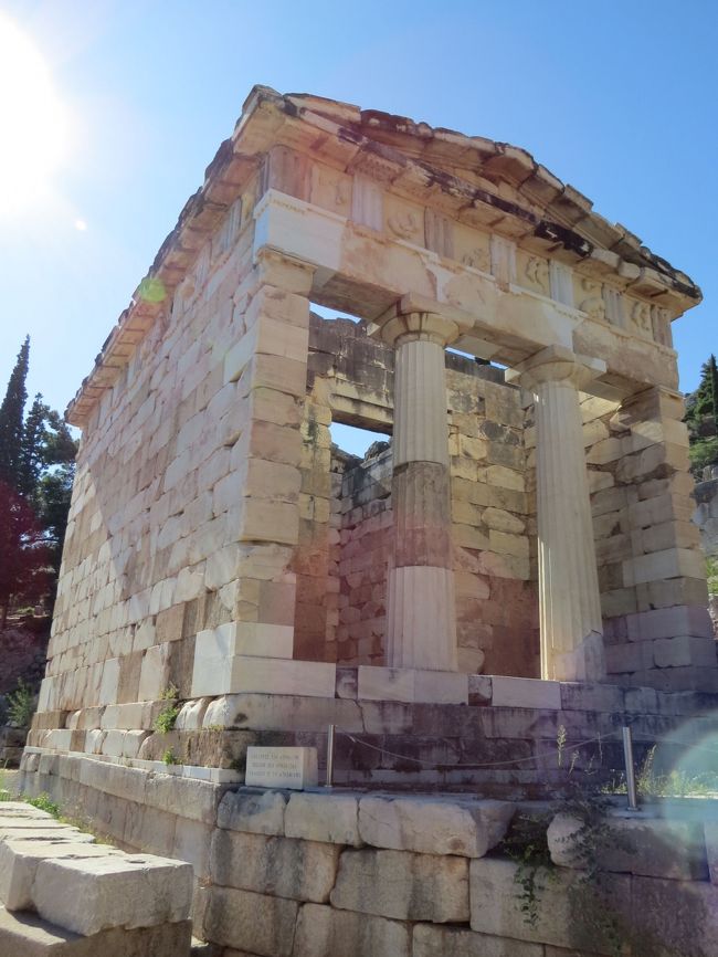 「アテネ人の宝庫」です。<br />長さ10m、幅6mで、正面に２本のドーリア式柱が立つ建物が、ほぼ当時の姿に復元されています。紀元前490年のマラトンの戦いで、ペルシャ軍に勝利した感謝のしるしとして奉納されたものです。