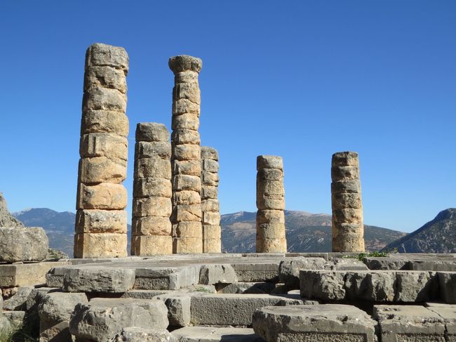 「アポロン神殿のドーリア式の列柱」です。
