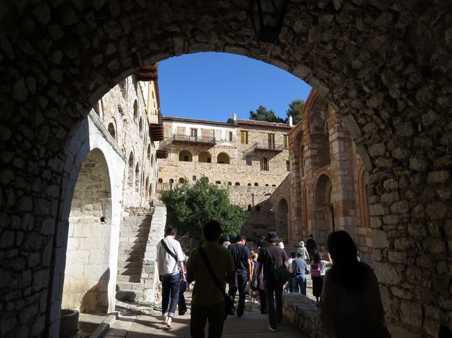 中庭は三方が建物に囲まれています。<br />正面及び左側の建物は僧房、右手に見えているのが主聖堂です。