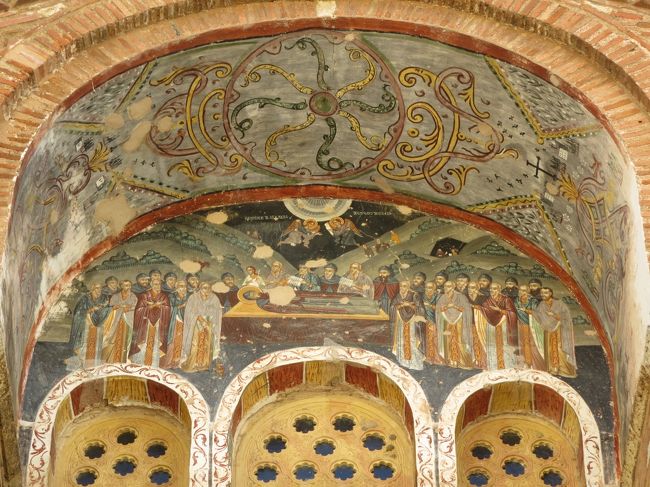 主聖堂入口の上方に描かれたフレスコ画、「聖母の死」です。