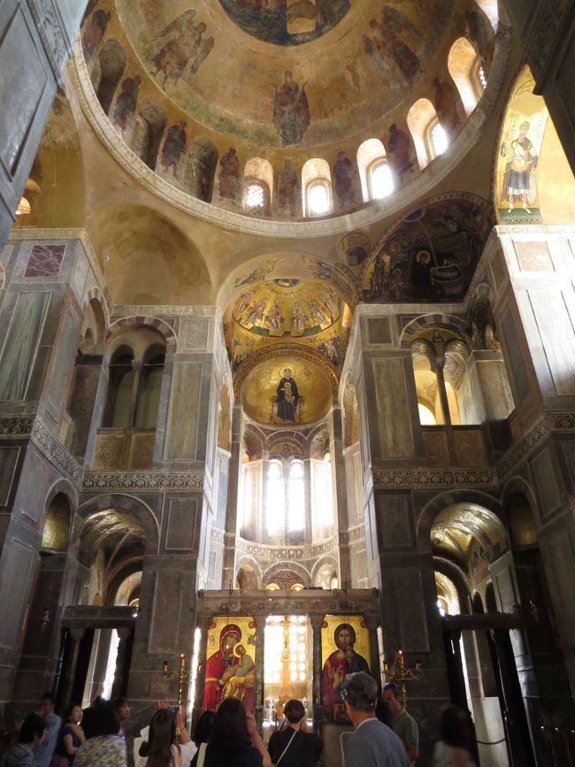 主聖堂の身廊と内陣です。