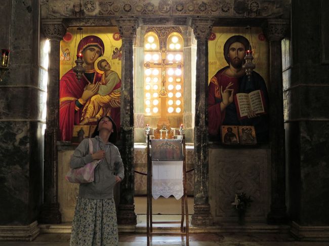 内陣へのテンプロン（身廊と内陣の仕切り）は開いています。<br />テンプロンの奥の内陣に十字架（磔のキリスト）が見えます。