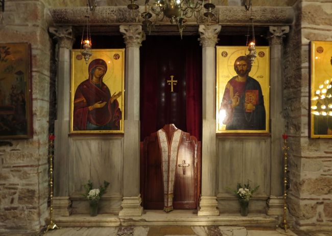 内陣へのテンプロン（身廊と内陣の仕切り）は閉じています。