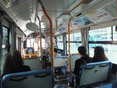 駅を出て、バスターミナルでことでんバス「ショッピング・レインボー循環バス」を探し、バス停で１０時３５分発の西廻りに乗りました。
「後ろ乗り・前降り」のバスは久し振りです。子供たちは初体験でした。
整理券を４人分取って、後ろの方の席に座りました。
バスは発車後、時々バス停で時間調整をしていました。香川ダイハツモータース高松太田店前で降車して１１時過ぎには知人のお宅に伺うことができました。知人とは暫く歓談の後、知人の自家用車で国安うどんに連れて行ってもらい、お薦めのうどんをご馳走になりました。その後、再び自家用車で栗林公園へ行こうとしたのですが、天候が悪化して来たので、予定を変更して、宿泊予定の東急ＲＥＩホテルまで送って頂きました。

