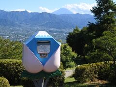 桃と富士山の郵便ポストの後方に本物の富士山。
