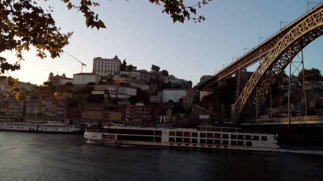 川を行き来する遊覧船。