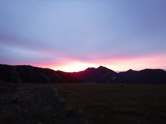 朝日が昇り始めている。