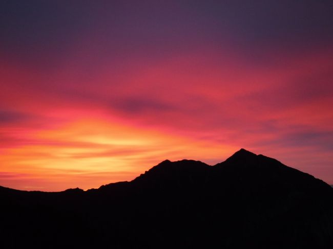 ズームにしたら見てるものと近い色の朝焼けが撮れた。<br />しかし朝焼けがきれいなのは、天候が崩れる予兆らしい。<br />雨に降られず帰れるか・・