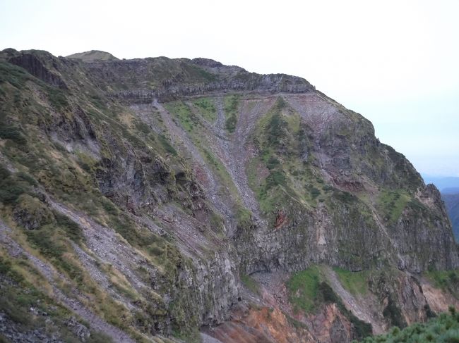 切り立った崖は、軍艦のような姿。
