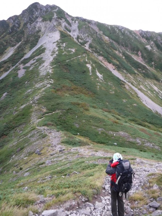 これから超える獅子岳。<br />鬼岳、龍王岳をとおって、一の越山荘へ向かいます。<br />つづら折りの登山道が見える。
